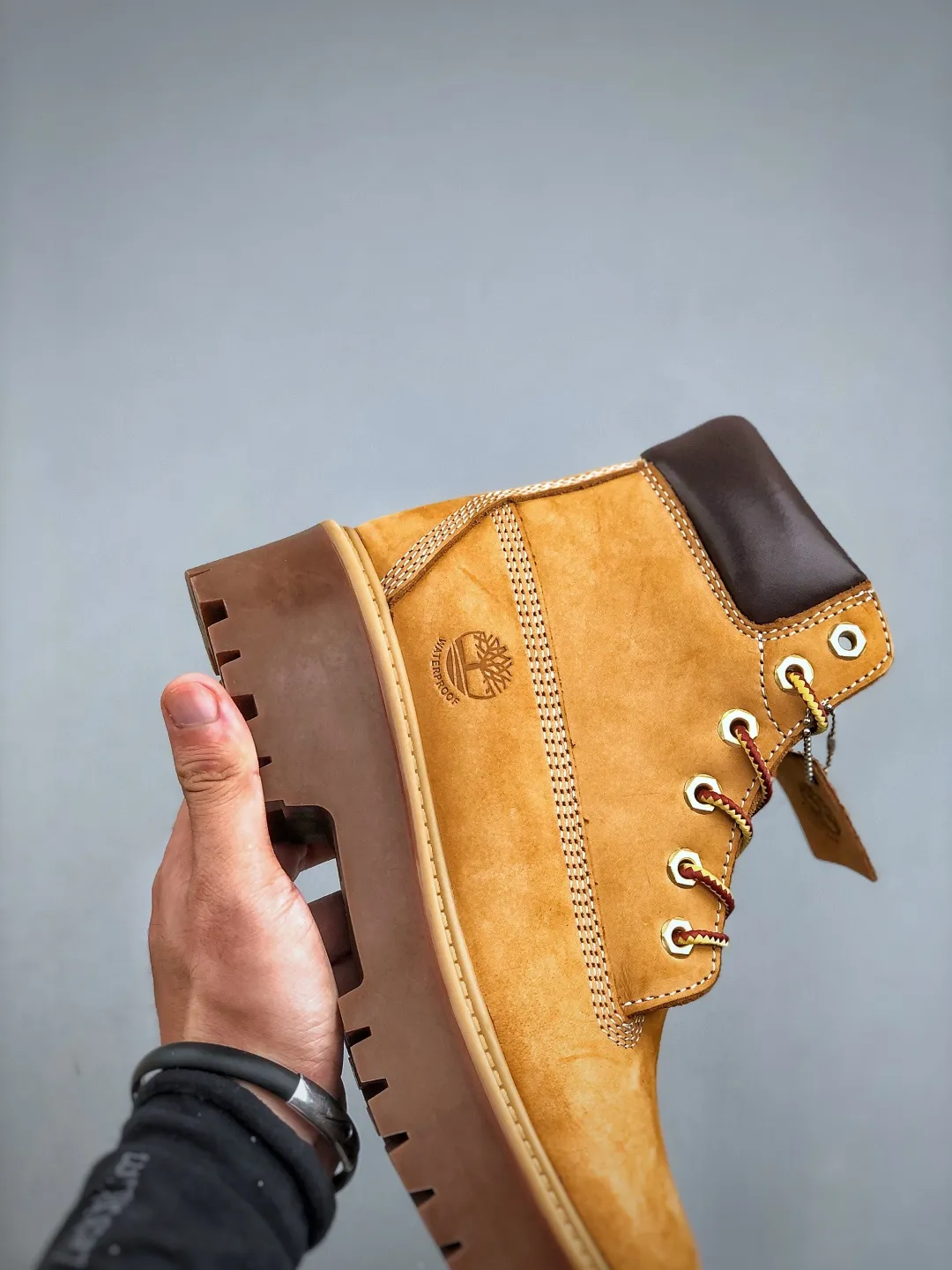 Local self-pickup💰640 supports in-store Timberland/Timberland outdoor high-top thick-soled casual shoes series. Guangdong factory quality. Original box and original packaging. 25ss new fashion trend. The fabric is made of Italian 🇮🇹 top-grade frosted fine-grained cowhide. It is paired with anti-odor and anti-corrosion genuine leather latex insoles to give you a perfect wearing experience. The quality is exquisite and durable. A must-have for beautiful women. It is specially designed to treat roughness. High-quality foot feel is first-class. Size: 35 35.5 36 37 37.5 38 38.5 39 40